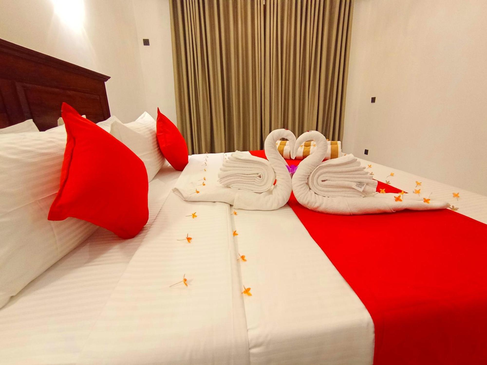 Hotel Crown Breeze Ahangama Esterno foto