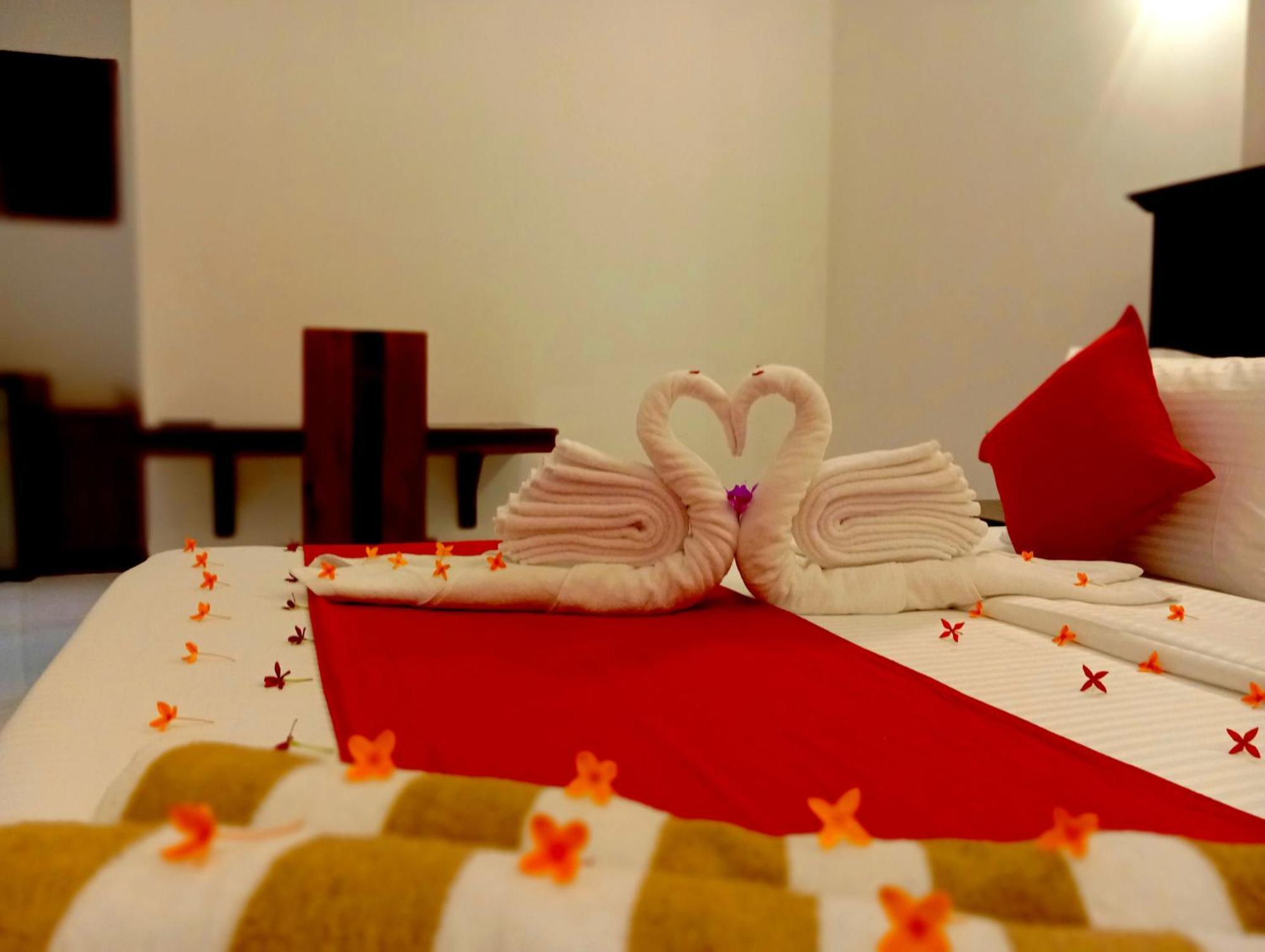 Hotel Crown Breeze Ahangama Esterno foto